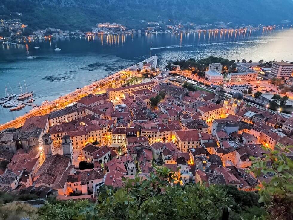 Die Altstadt von Kotor bei Nacht 